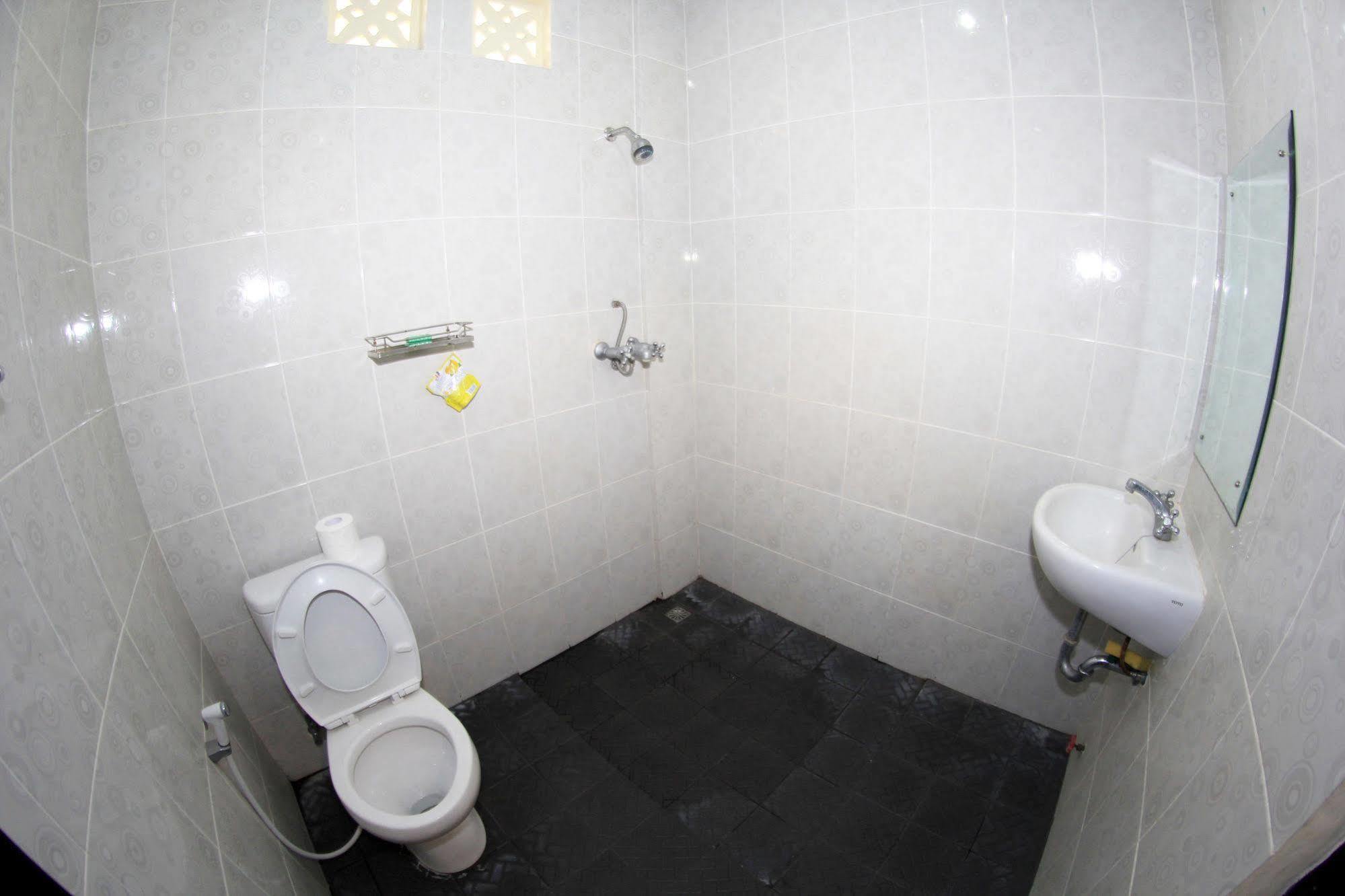 Vaccinated Staff - Oyo 3523 Gong Corner Homestay Кута Экстерьер фото